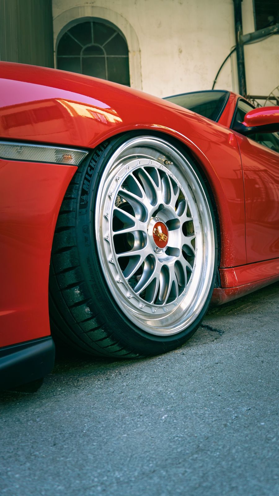 Dettaglio di un cerchio BBS su Porsche rossa